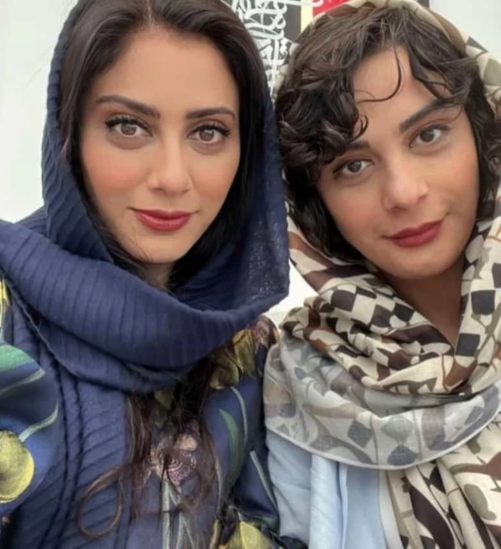 کودکی خواهران فرجاد