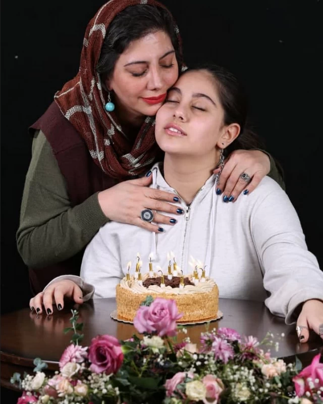 زهرا داوودنژاد در کنار دخترش یلدا با تیپی پسرانه .!