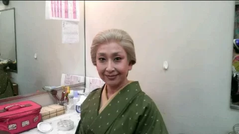 زیبایی چشمگیر بازیگر لینچان در ۷۳ سالگی با موی طلایی و چهره امروزی !