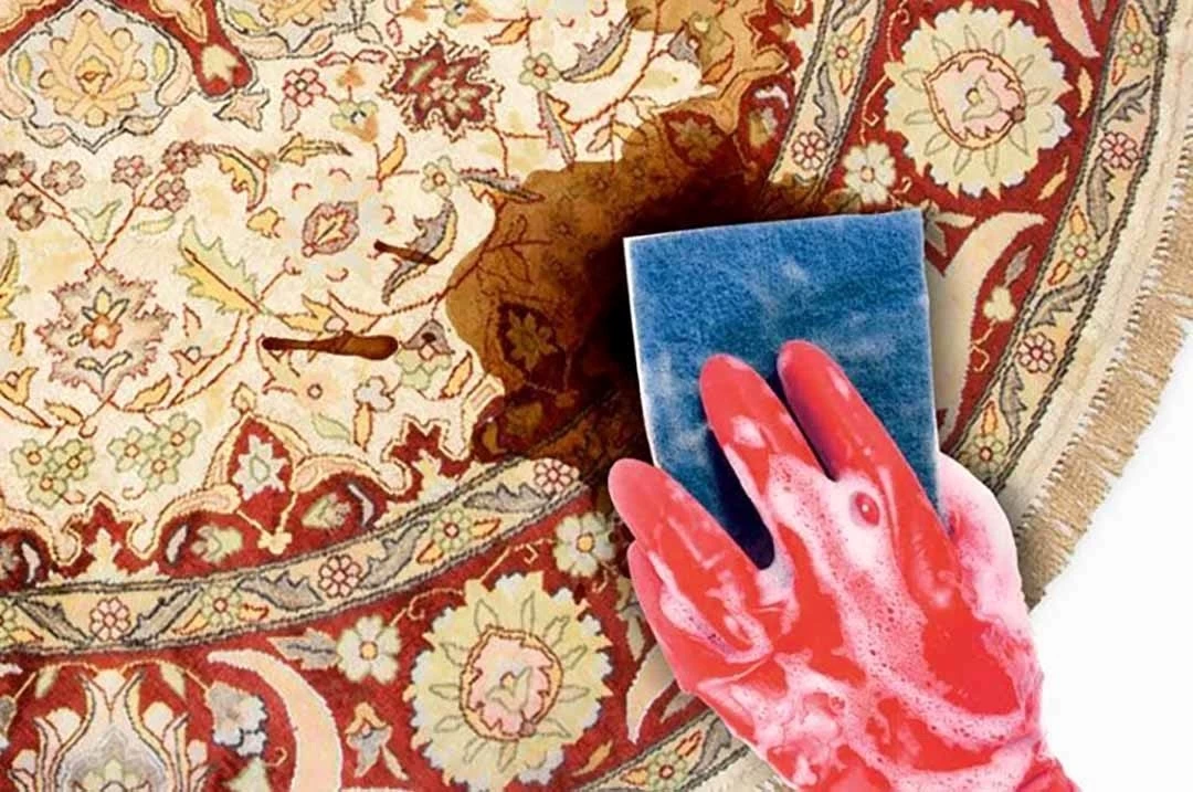 4 روش ساده برای پاک کردن لکه‌های مختلف از روی فرش