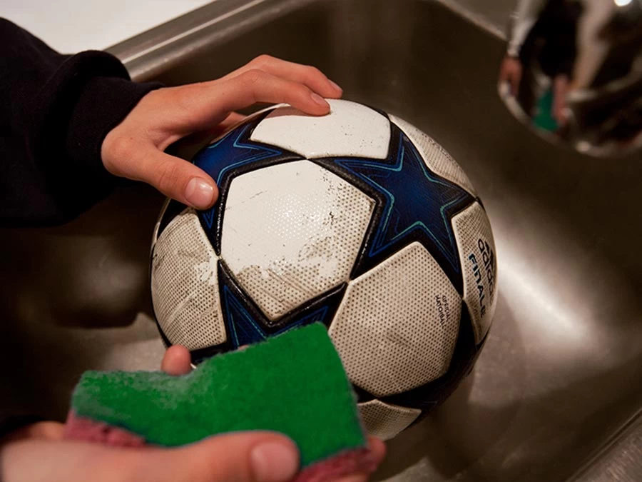 مواد مورد نیاز برای تمیز کردن توپ فوتبال