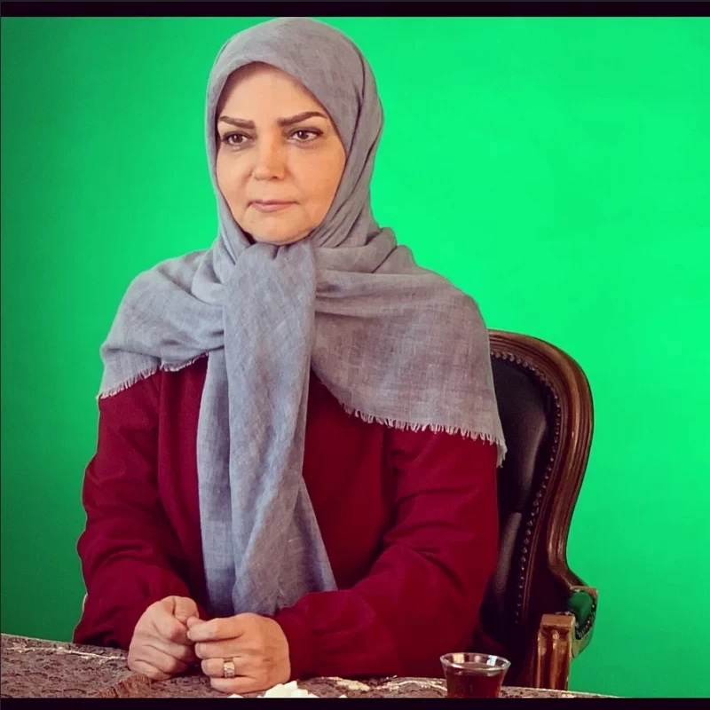 مجری دهه ۶۰ با لباس مجلسی و کاملا امروزی در مکانی ناشناس دیده شد !