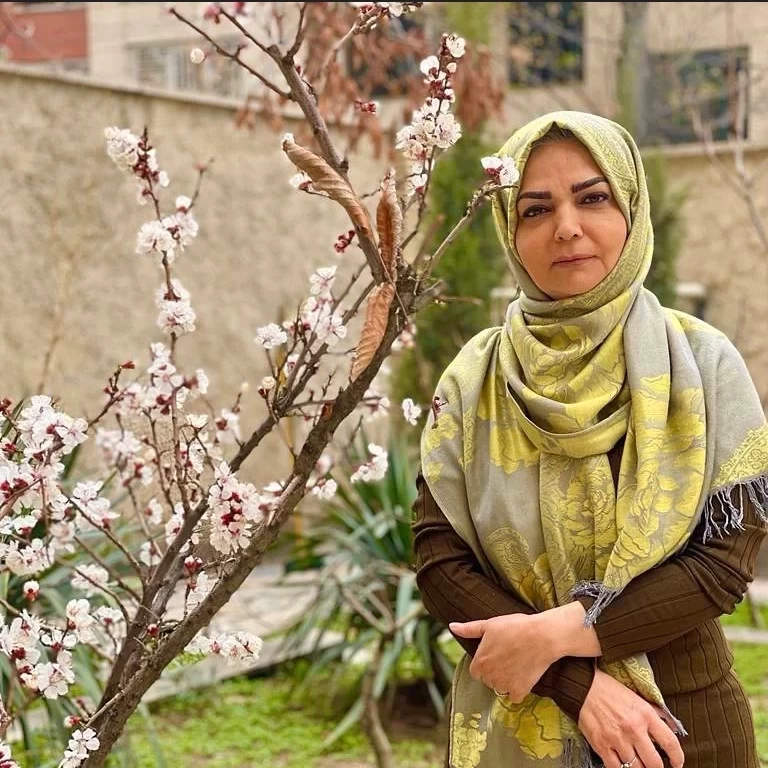 مجری دهه ۶۰ با لباس مجلسی و کاملا امروزی در مکانی ناشناس دیده شد !