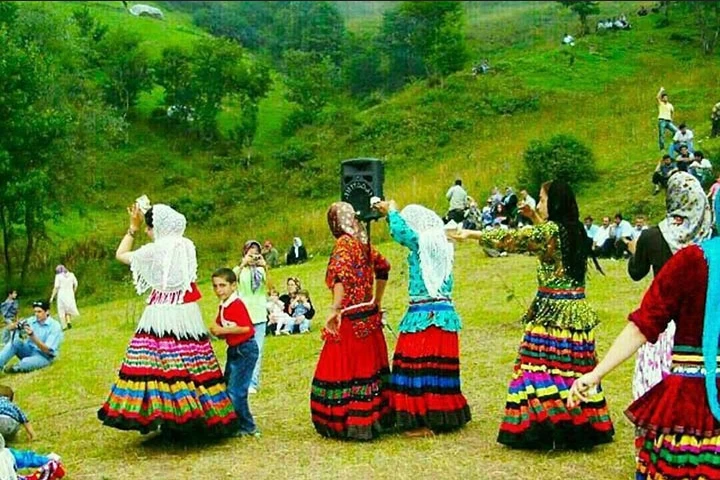 لباس محلی کدام قوم ایران چشمگیرتر و زیباتره ؟!