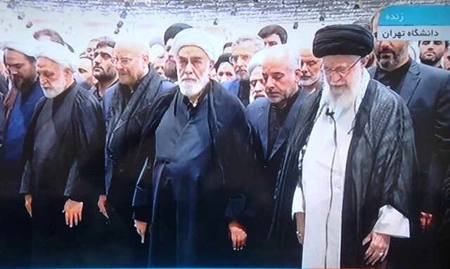 رهبر انقلاب بر پیکر رئیسجمهور شهید و همراهان ایشان نماز اقامه کردند