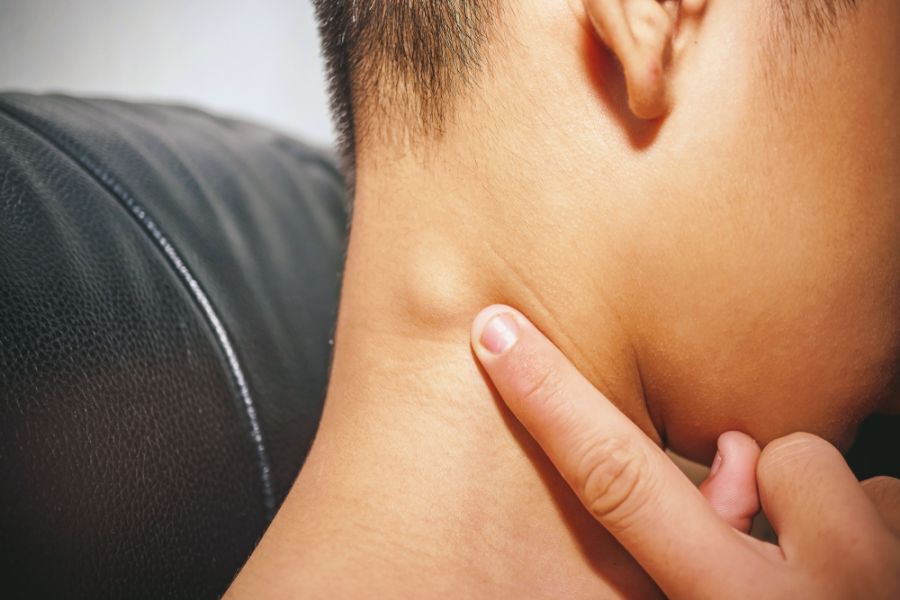 علت بروز توده گردن چیست و چه زمانی خطر آفرین میشود ؟