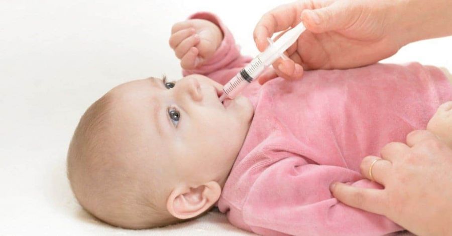 دارو دادن به کودک : چگونه به نوزاد خود به راحتی دارو بدهیم ؟