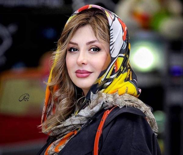 سلفی نیوشا ضیغمی با مجسمه مهران مدیری
