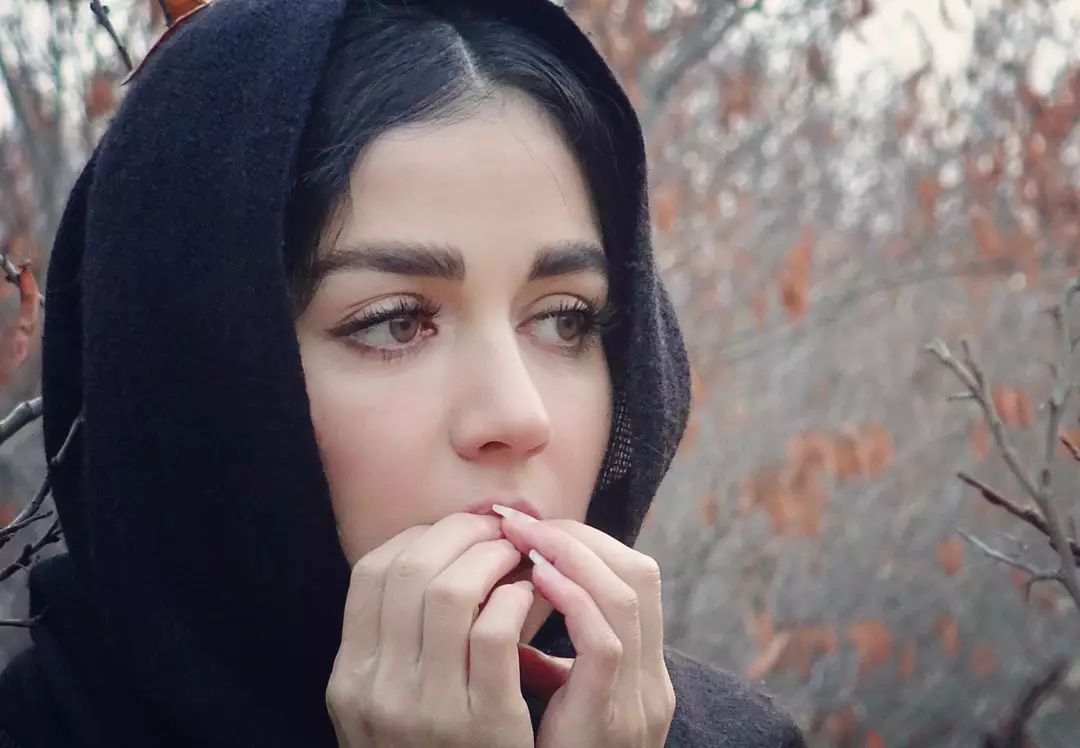 ژست عکس عجیب و جنجالی بازیگر نچرال ایرانی در ترکیه با دهان باز !