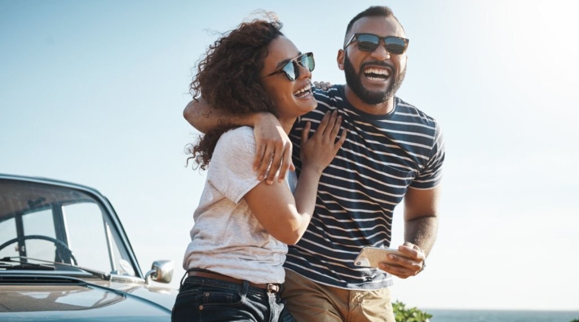 شوخی عجیب یک مرد با همسرش وسط خیابان!