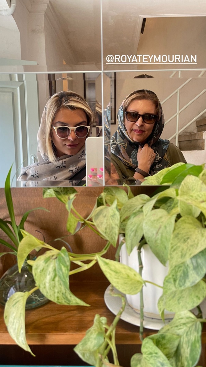 سلفی آیینه ای دنیا مدنی و مادر معروفش !