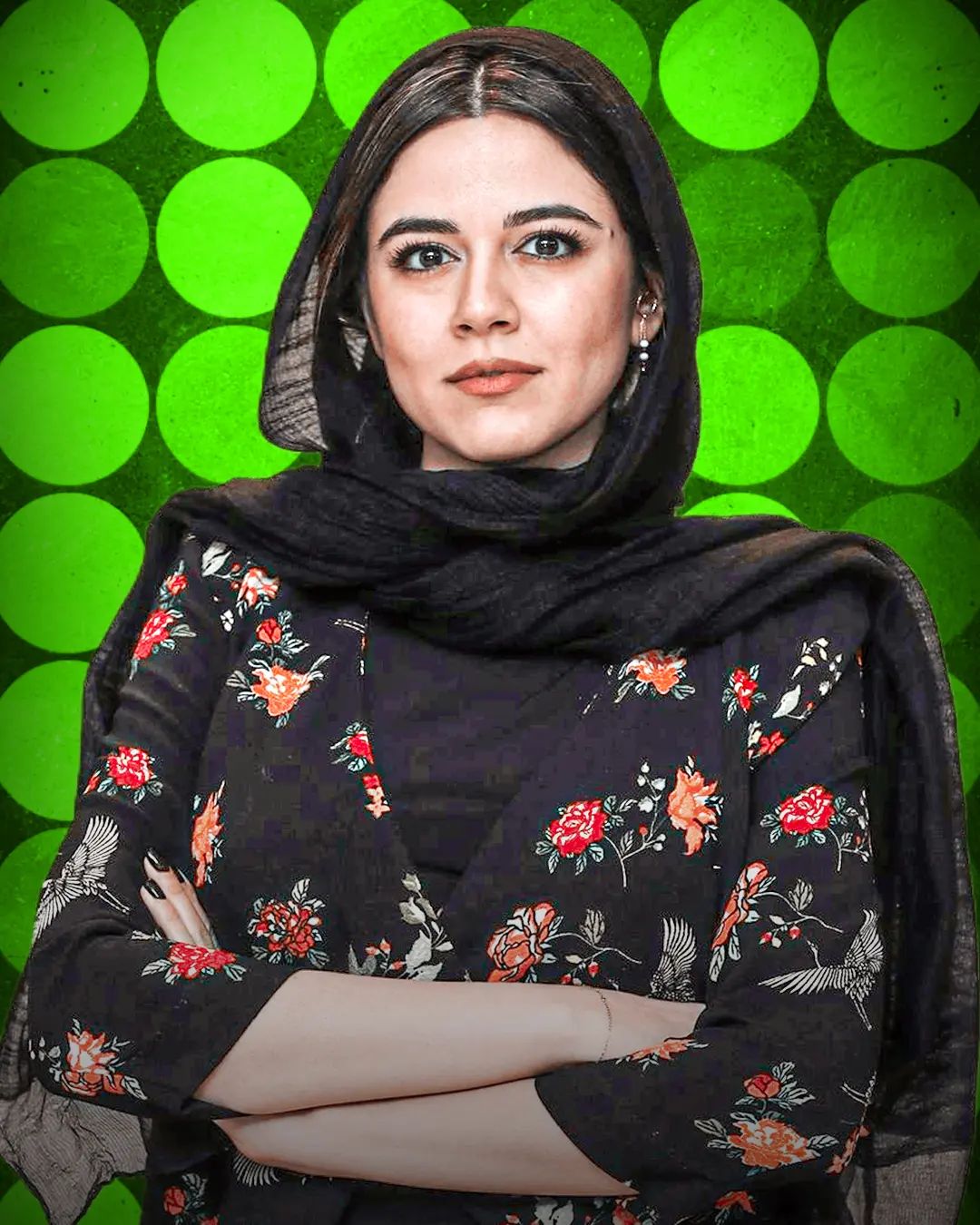 ماهور الوند با تیپی کودکانه و پاپیون سفید کنار عموی از خودش معروفترش
