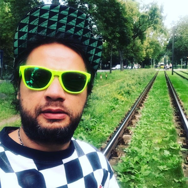چهره متفاوت آقای بازیگر با موهای بلوند و زنانه !!
