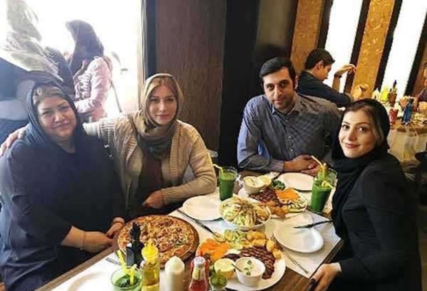 رستوران گردی خانوادگی فریبا نادری همراه مادر و برادرش !!
