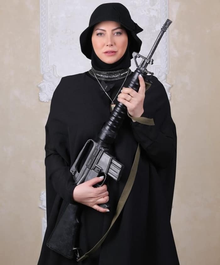 رستوران گردی خانوادگی فریبا نادری همراه مادر و برادرش !!