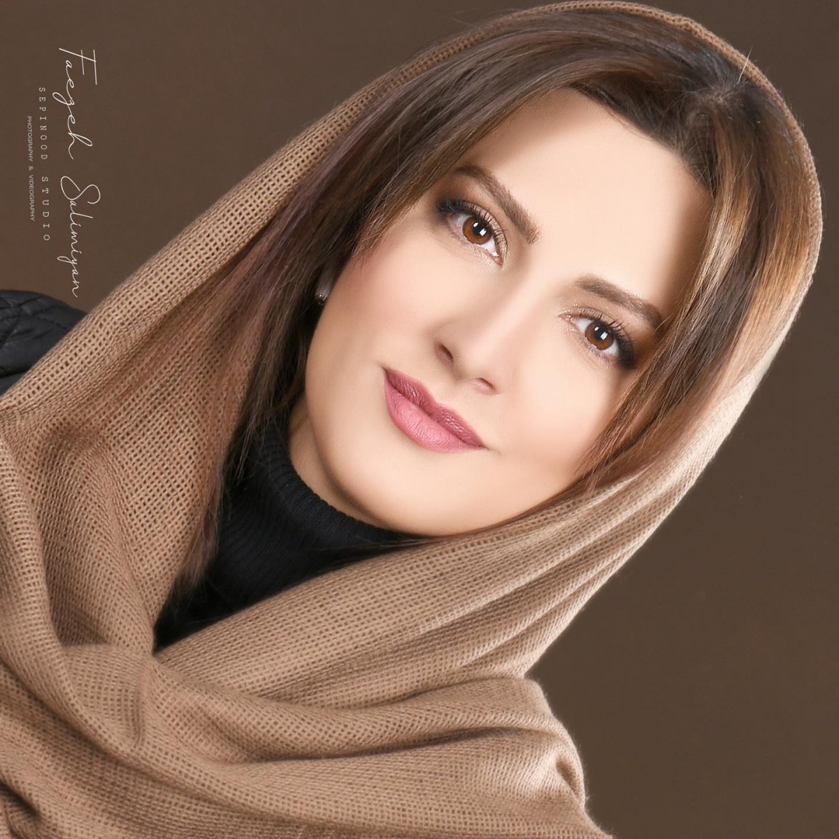 سلفیِ “مگه مجبوری؟” طور از سمیرا حسینی با یک سگ هاسکی !!