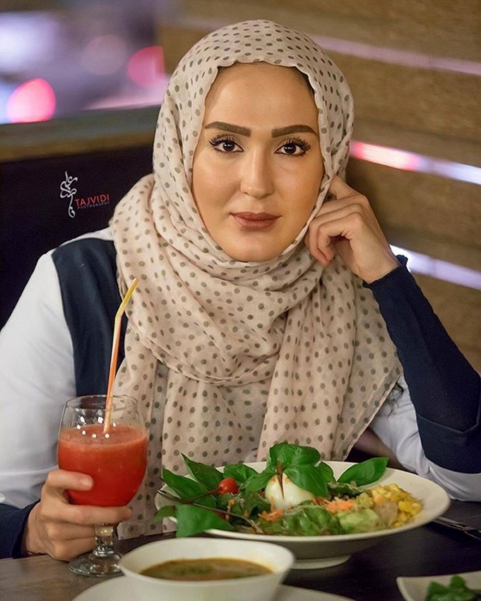 تصویری نایاب از همسر مرحوم زهره فکور صبور در مراسم دفن خانم بازیگر