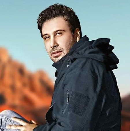سلفی جذاب آقای خواننده در کنار همسر و پسر اخمالویش آقا زانکو !!