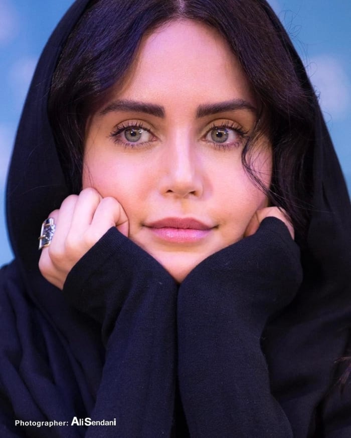 ژست عجیب الناز شاکردوست / نشسته کف خیابان !!