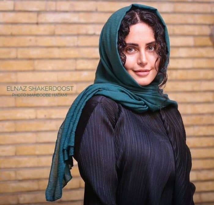 ژست عجیب الناز شاکردوست / نشسته کف خیابان !!