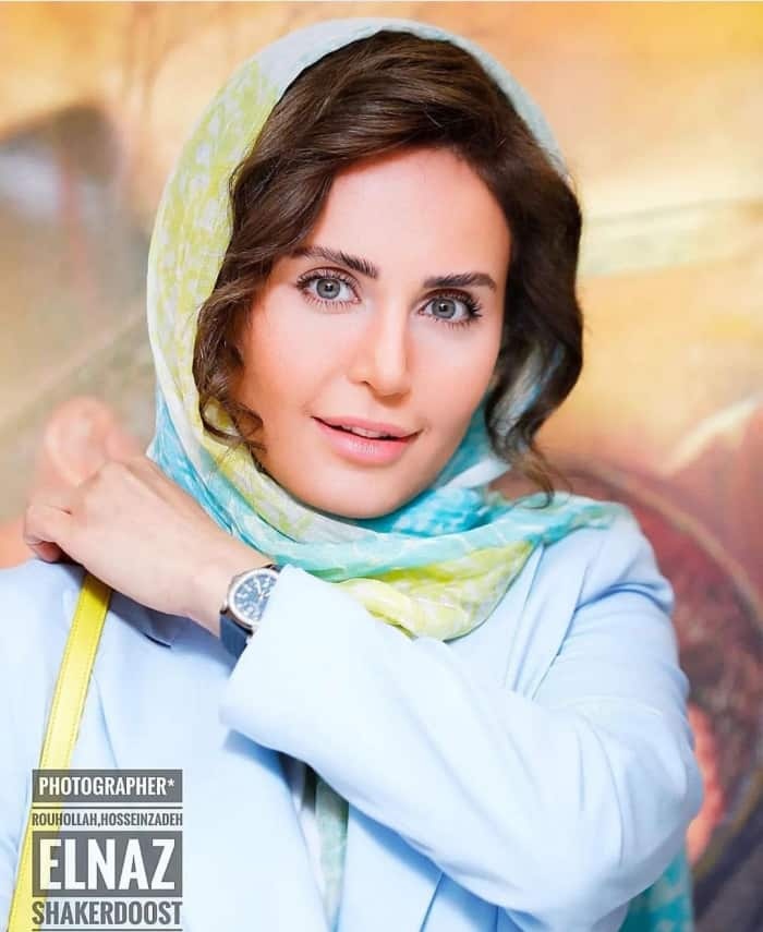 ژست عجیب الناز شاکردوست / نشسته کف خیابان !!