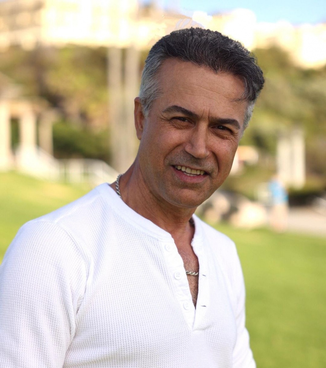پوشش همسر دانیال حکیمی در کانادا !!