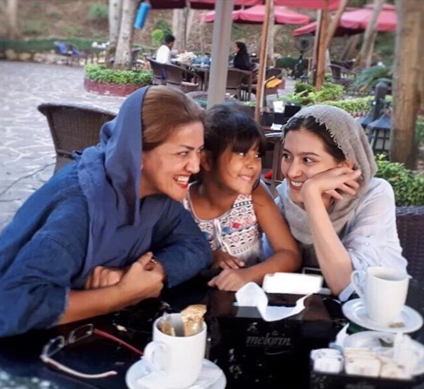 قاب هایی خانوادگی و جذاب از پردیس احمدیه در کنار مادر و خواهرش !!