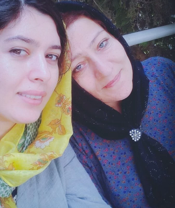 سلفی عاشقانه ی بازیگر پوست شیر در کنار مادر چشم رنگی اش !!