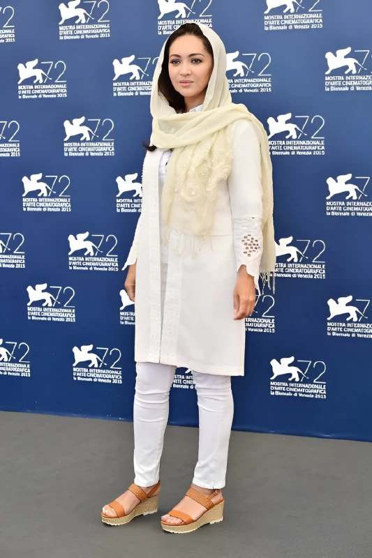 مانتو نیکی کریمی