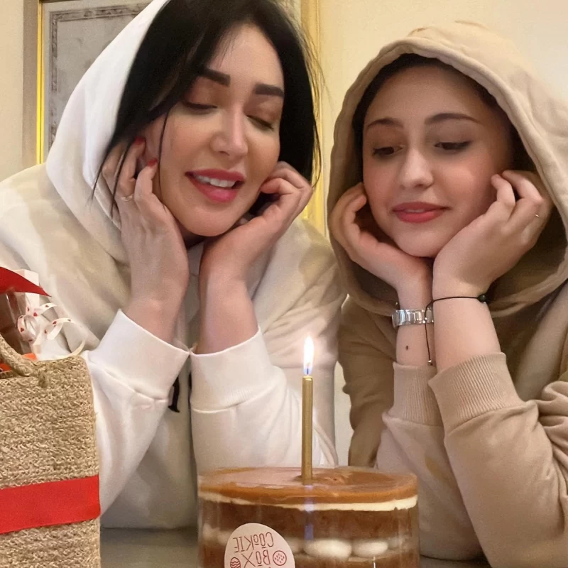 سارا منجزی پور و خواهرش