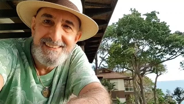 بیوگرافی فرهاد آئیش از زندگی در انگلستان تا ازدواج با هنرپیشه معروف!