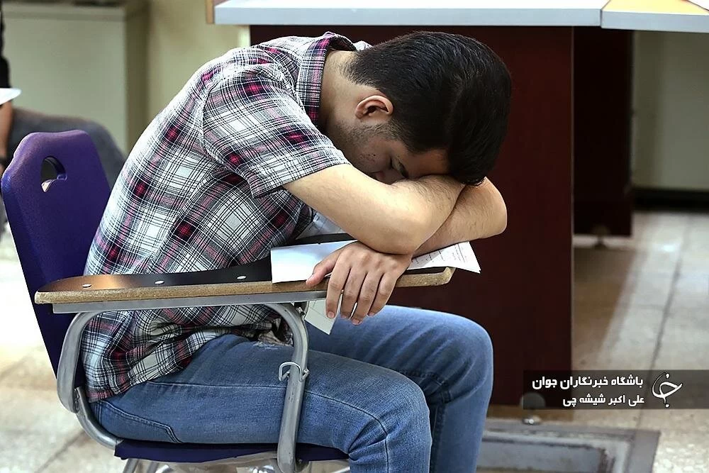 خوابیدن جالب کنکوری‌ها سر جلسه آزمون / عکس