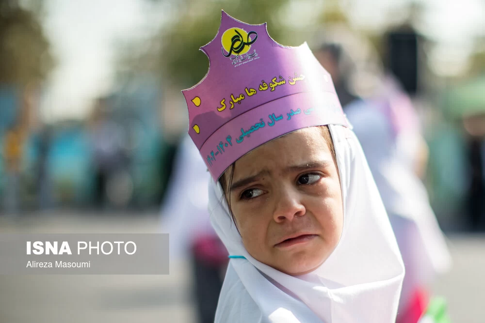 تصاویری بامزه از گریه کلاس اولیها در «جشن شکوفه ها»