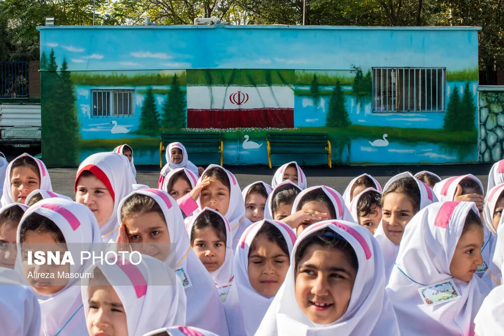 تصاویری بامزه از گریه کلاس اولیها در «جشن شکوفه ها»