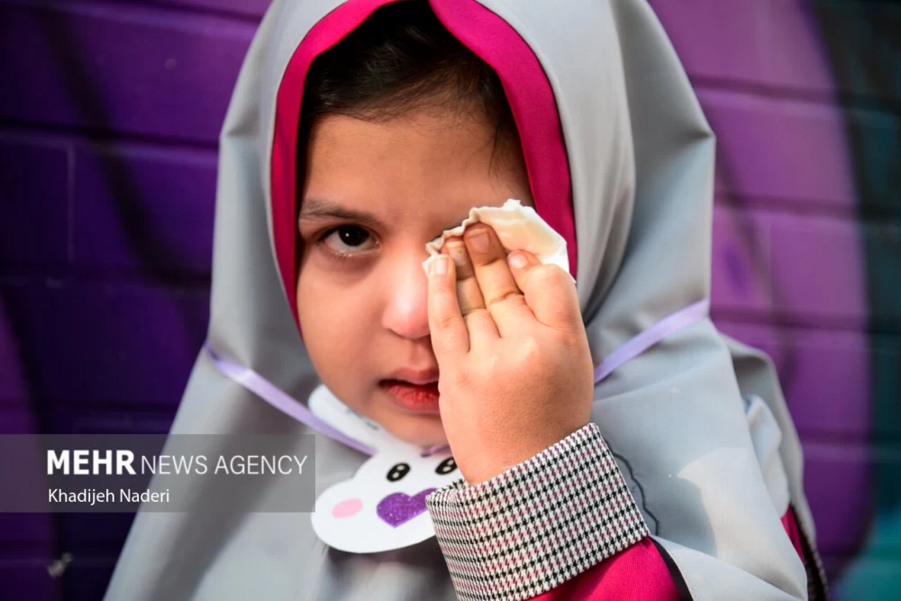 تصاویری بامزه از گریه کلاس اولیها در «جشن شکوفه ها»