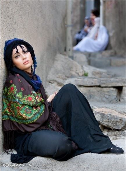 آزاده ریاضی کیست