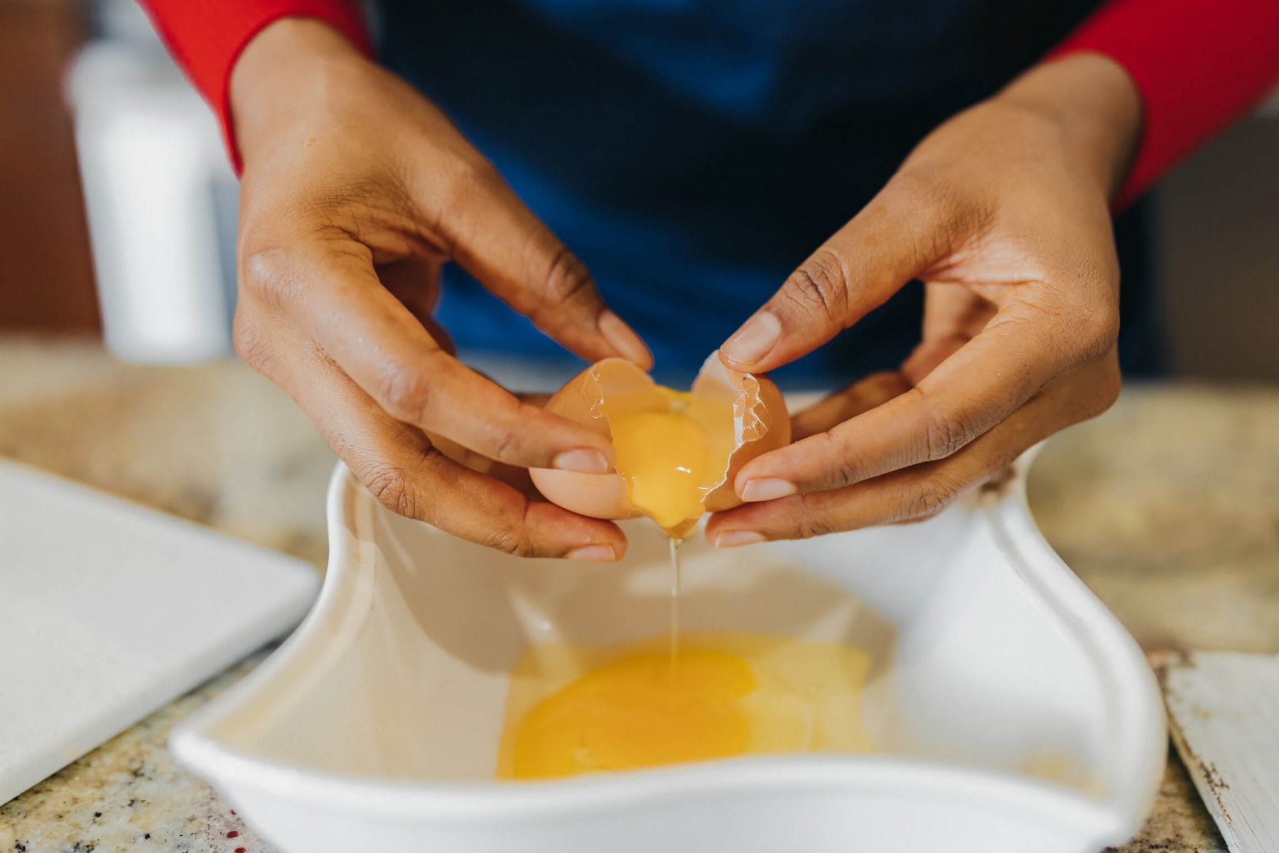 شکستن تخم مرغ با یک دست به روش حرفه ای