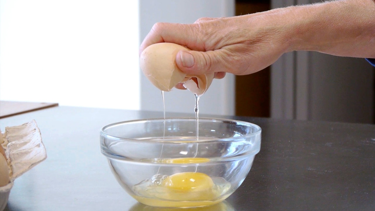 مهم ترین اصل در شکستن تخم مرغ