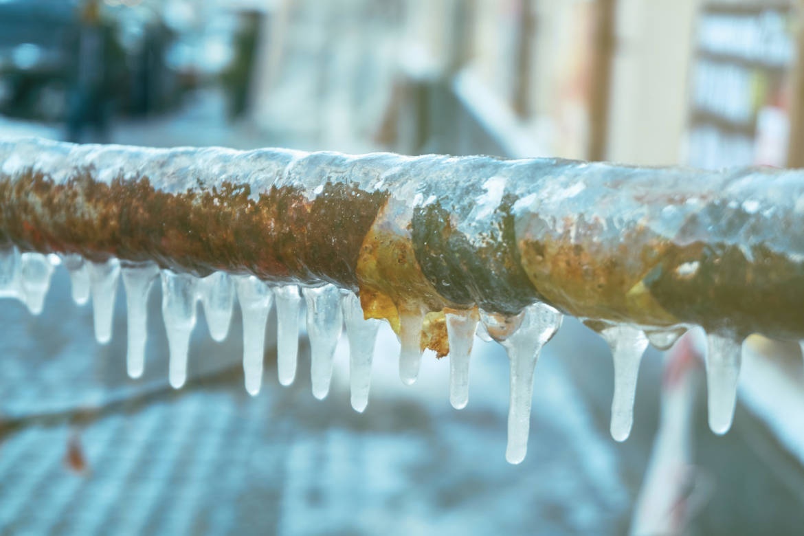 ترفند ها و راه‌های جلوگیری از یخ زدن لوله های آب