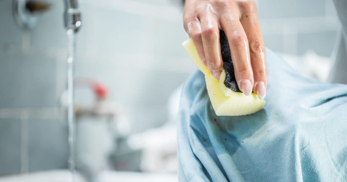 دلایل بوی نم و رطوبت لباس + رفع آن