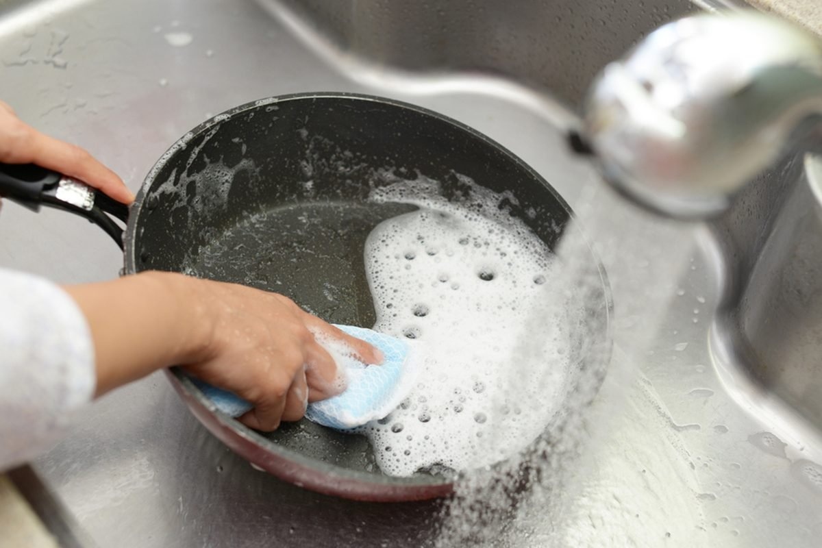علت تیره شدن ظروف استیل