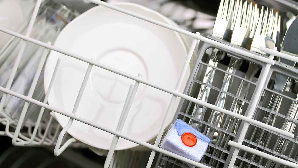 چگونه از نمک ماشین ظرفشویی استفاده می‌کنید؟