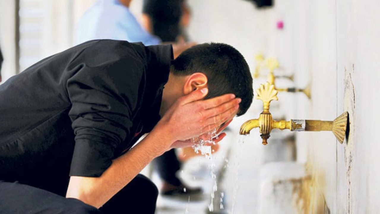 مسح کشیدن در وضوی ارتماسی چگونه است؟