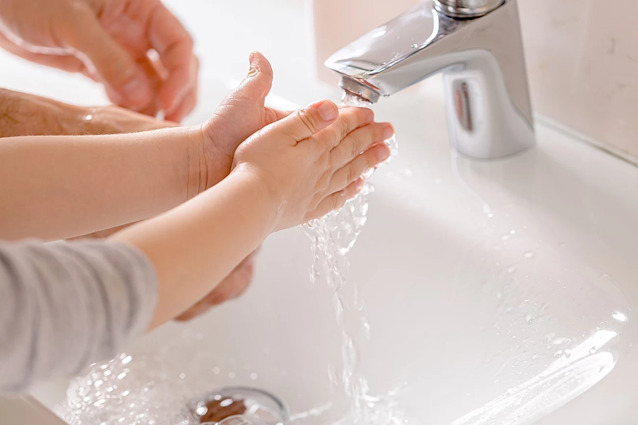 پاک کردن جوهر بر پایه آب از پوست کودکان