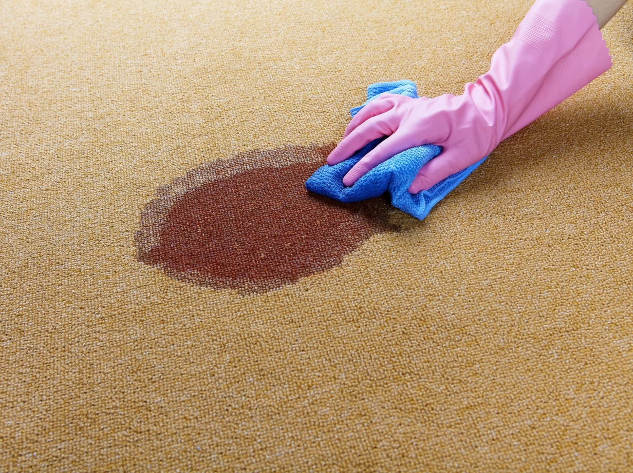 با چه ترفندی لکه نوشابه را از روی فرش پاک کنیم؟