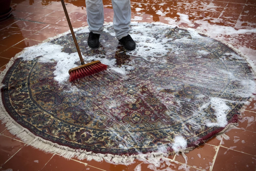 رفع بوی نامطبوع فرش با مواد طبیعی