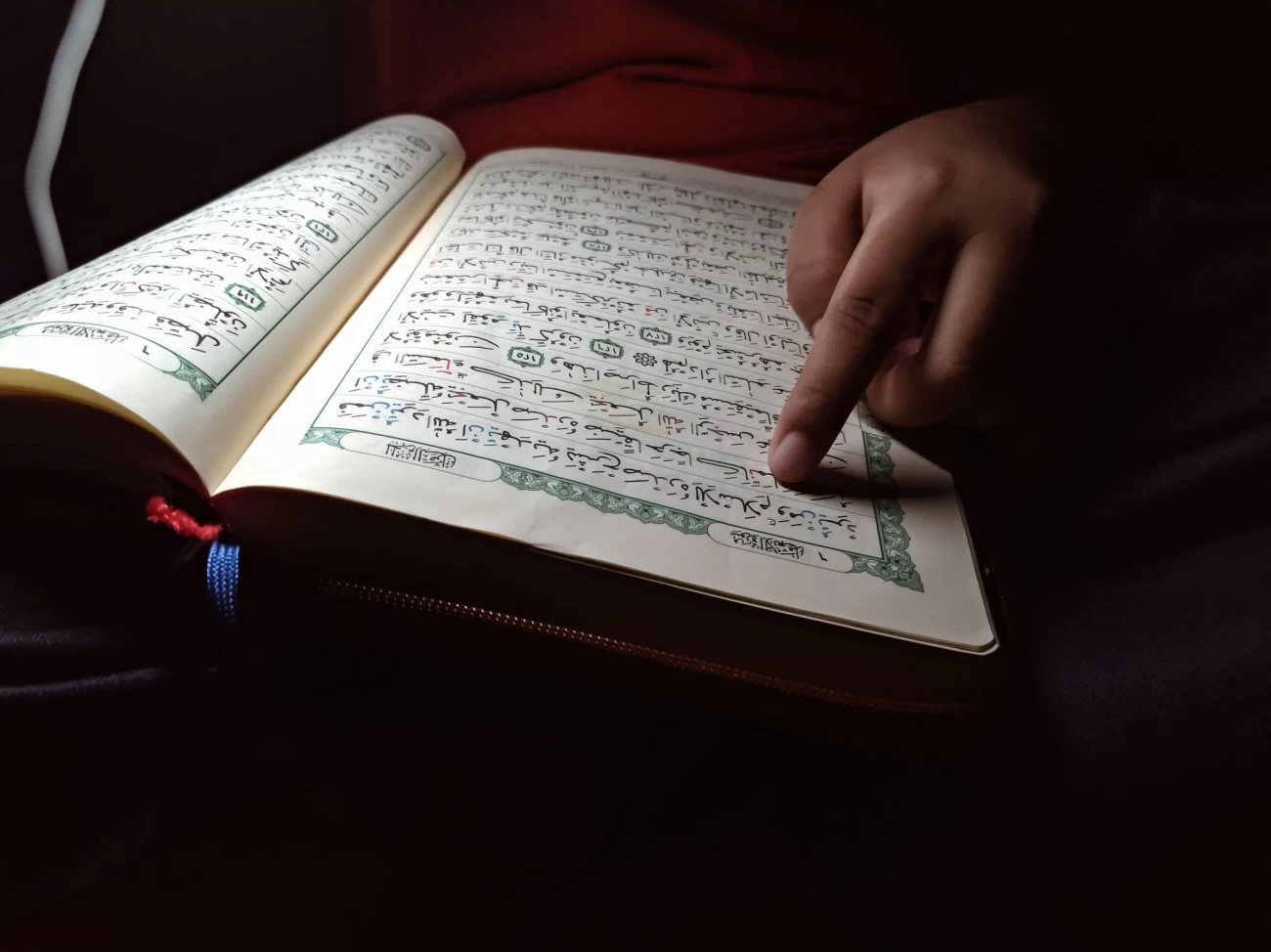 احکام نوشتن در قرآن و مفاتیح چیست؟
