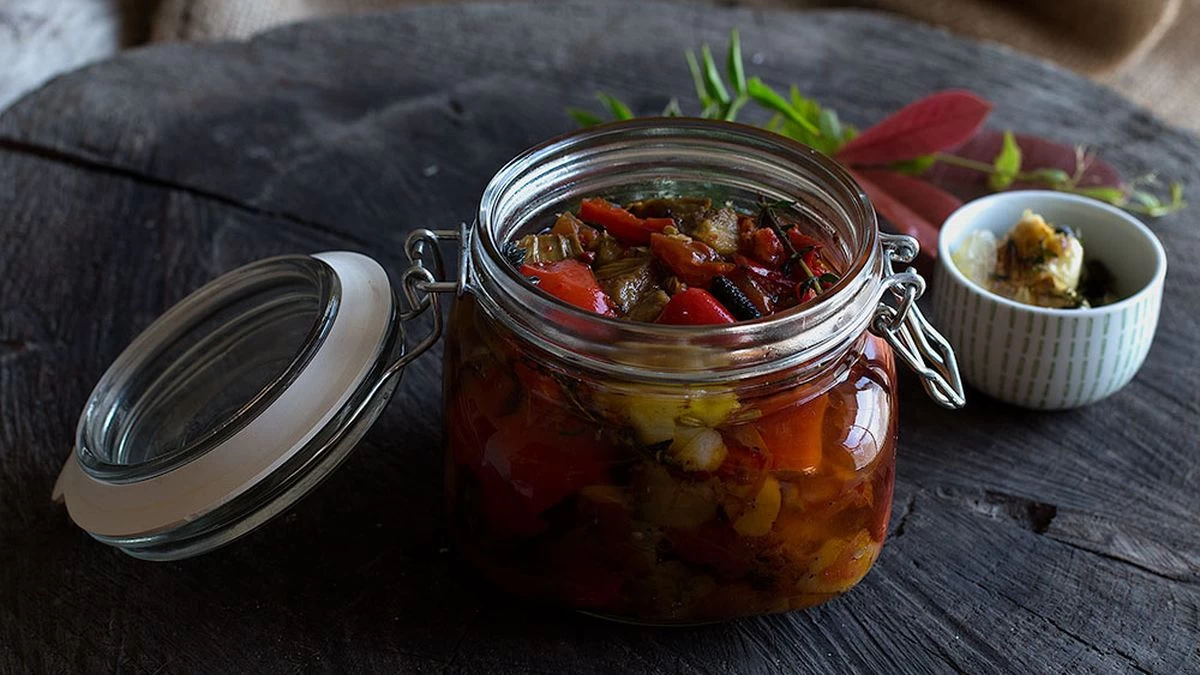 طرز تهیه ترشی گوجه بادمجان ساده اما خوش طعم