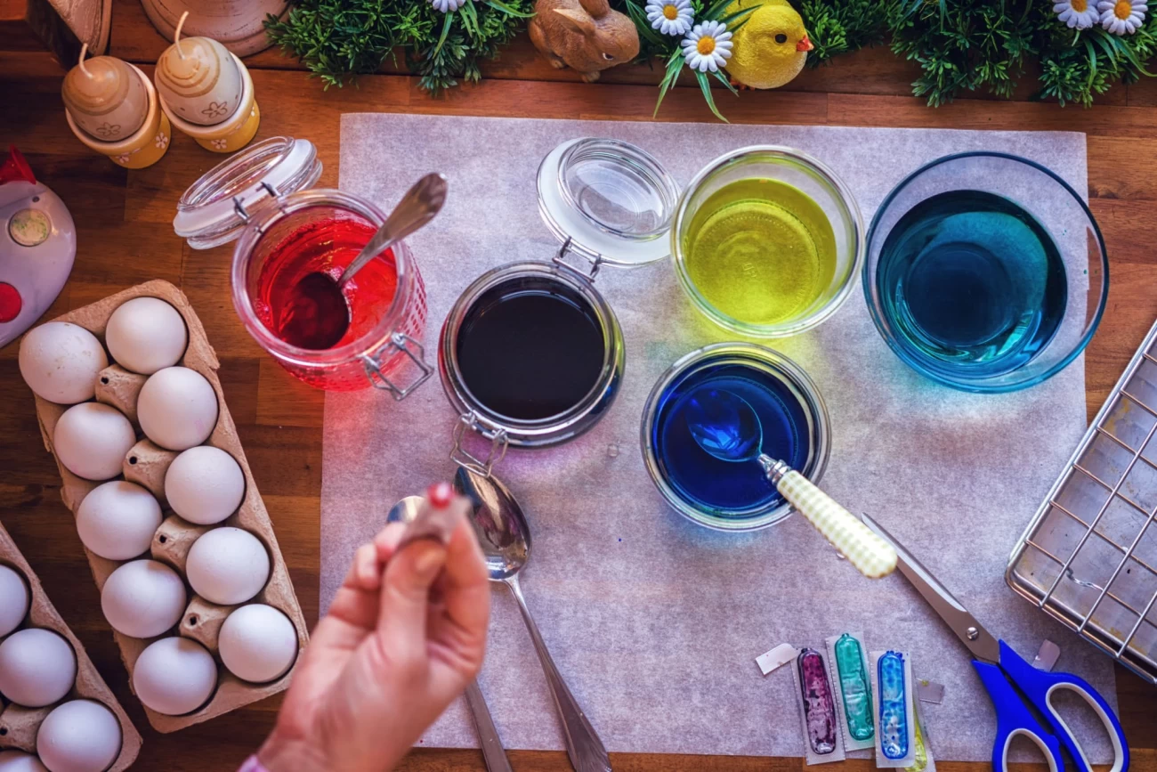 روش کلی برای رنگ کردن تخم مرغ عید