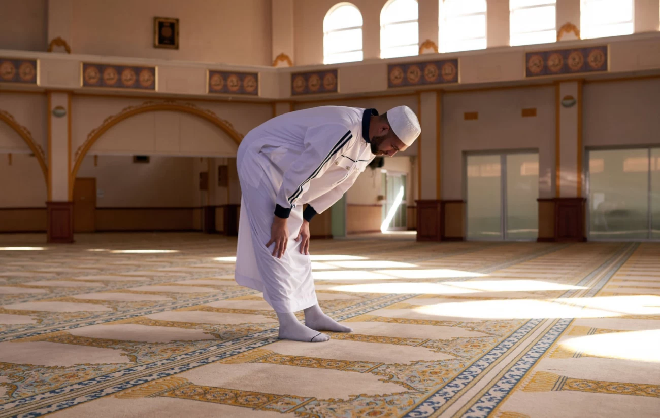Время молитвы в исламе. Халат имама в мечети. Что делает имам в мечети. Одежда имама в мечети как называется. Arab Lahza when he pras at a Mosque in Jail time.